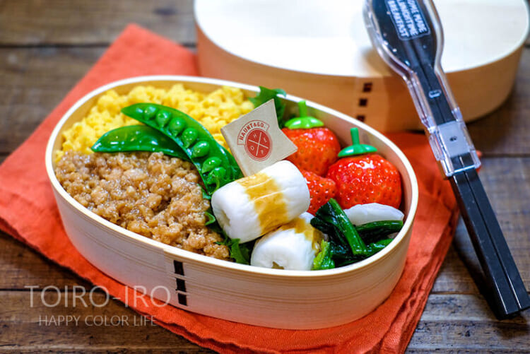 鶏そぼろと炒り卵の丼弁当とアレンジおにぎり