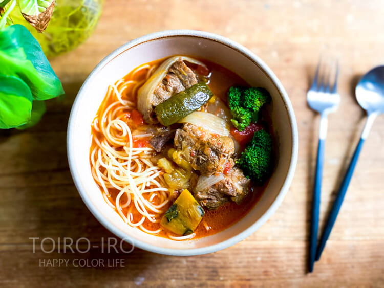 ゴロゴロお肉のトマトシチューでスープスパ!
