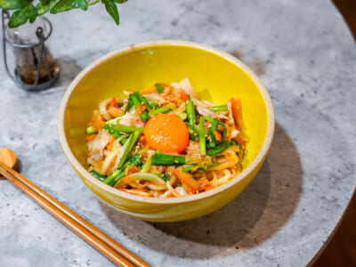 レンジで簡単！豚キムチ混ぜうどん