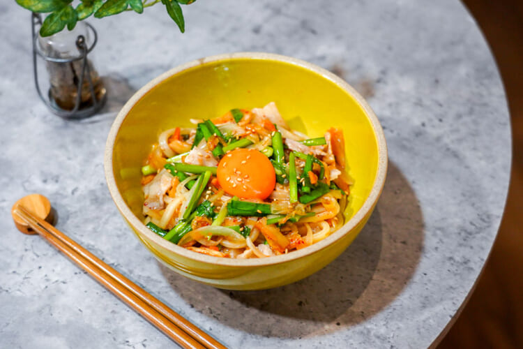 レンジで簡単！豚キムチ混ぜうどん