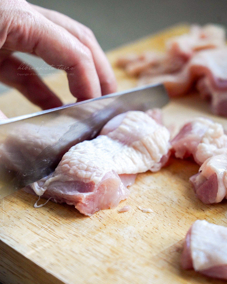 完全無欠包丁で鶏肉を皮ごと切っている様子